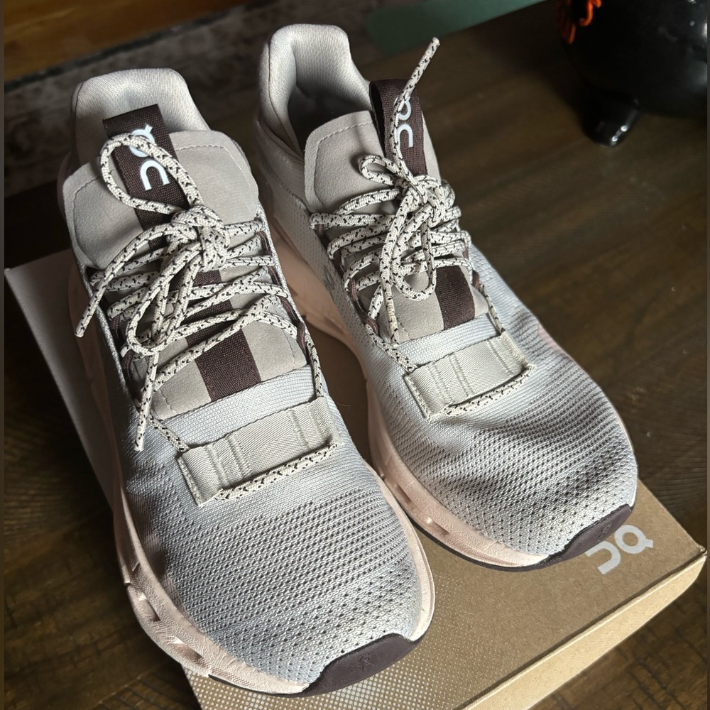 On Women’s Cloudnova Pearl/Shell size 6.5